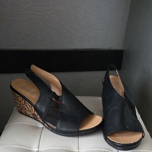 Mootsies Tootsies Black and Tan Wedge Sandals